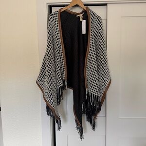 Soft‎ Surroundings Black and White Fringed Shawl